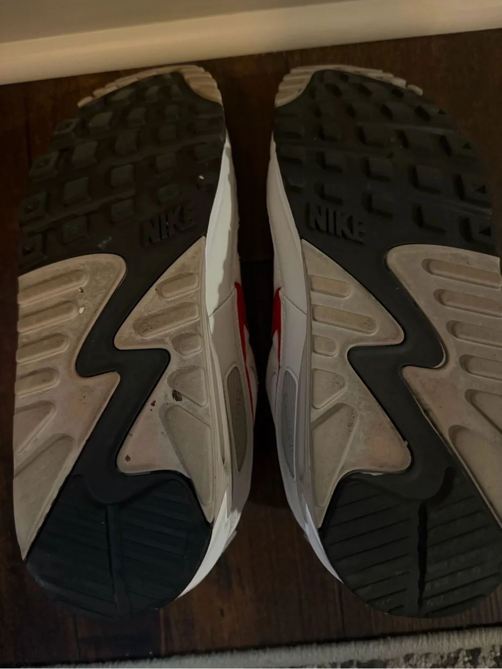 Nike Air Max 90. White Sneakers with Beige Tongue and Red Accent. (DM0029 113)